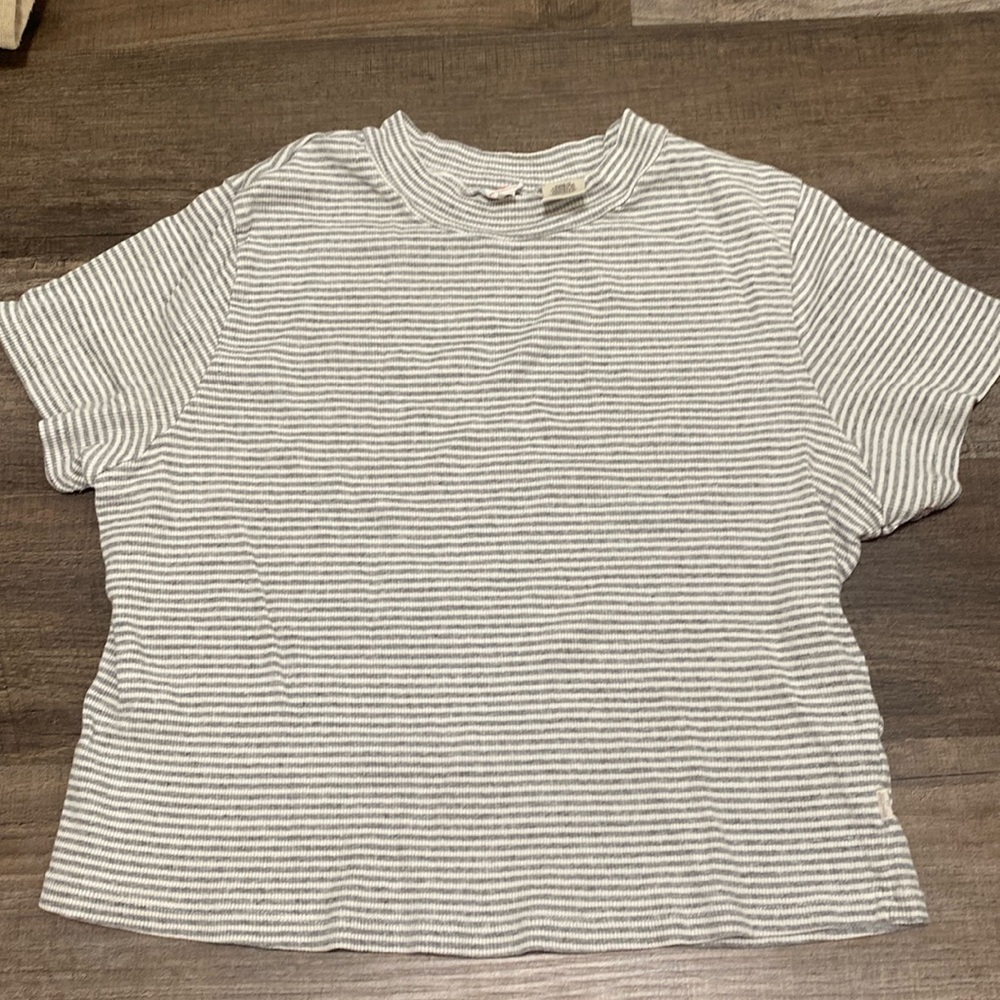 gray and white striped levi’s cropped tee